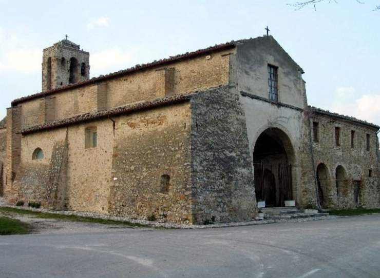 un edificio con una torre