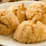 piattino con quattro amaretti morbidi