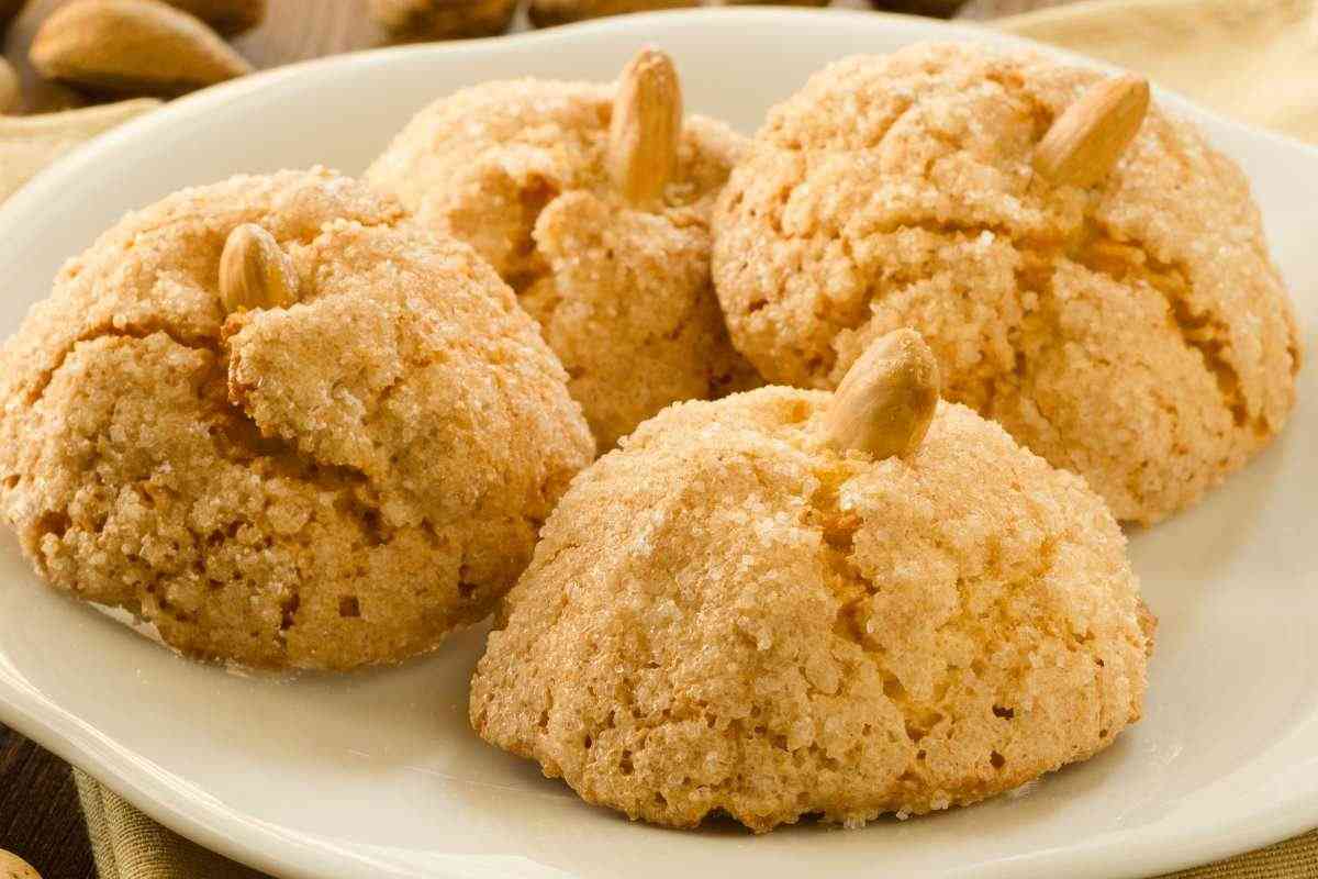 piattino con quattro amaretti morbidi