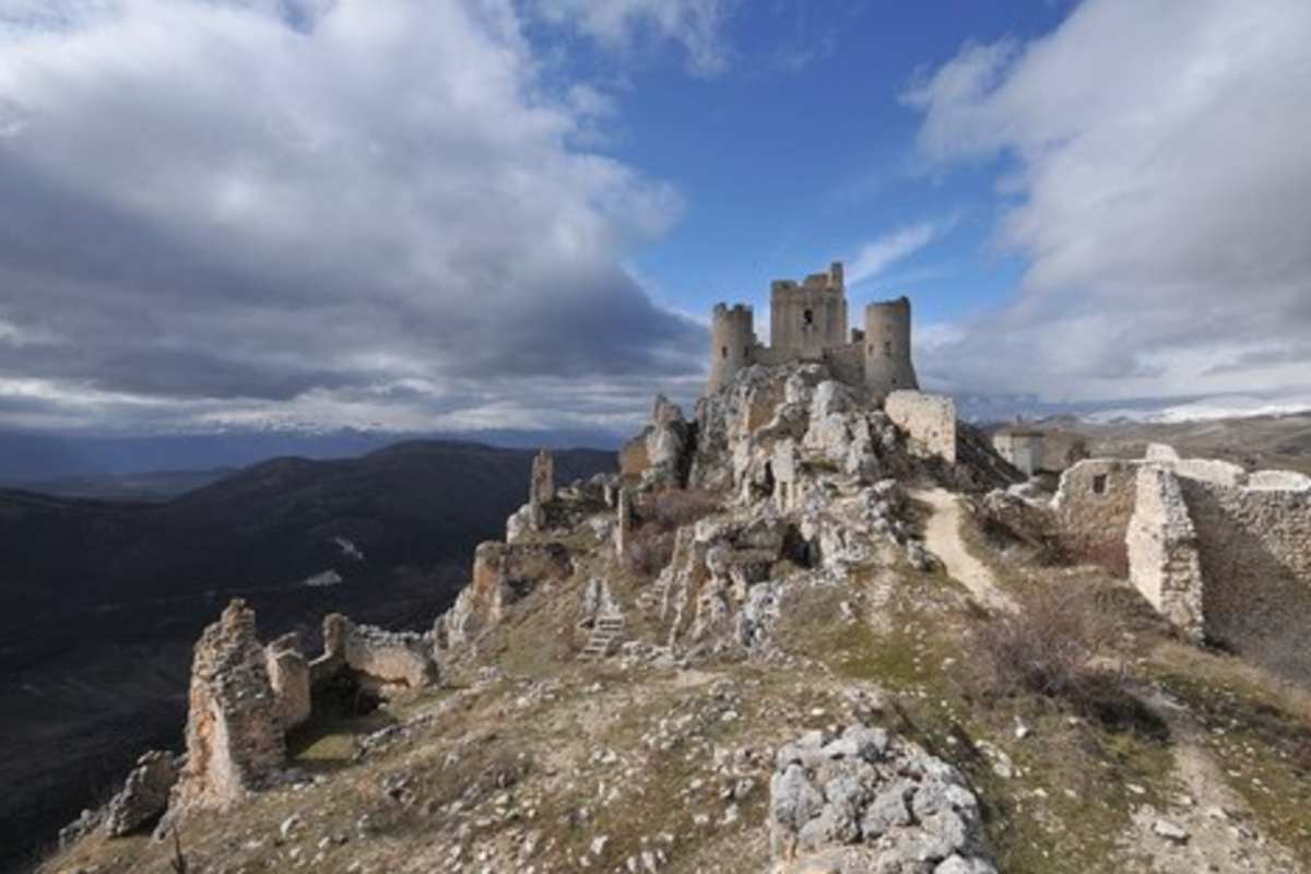 un borgo su una montagna