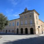 un edificio con una torre