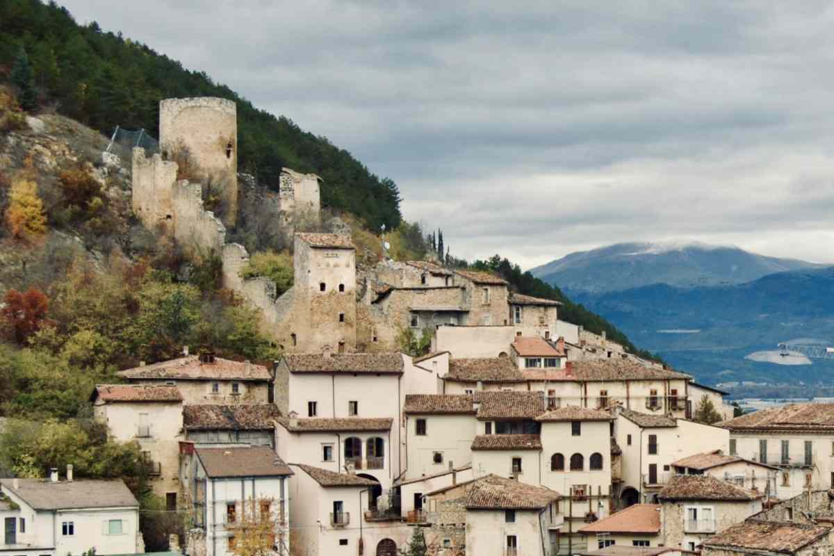 borgo su una montagna