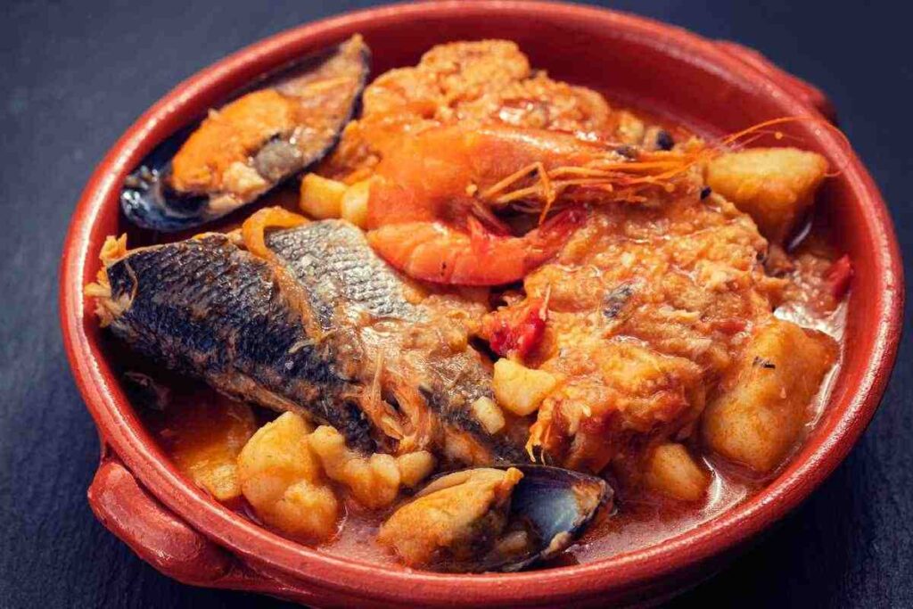 tegame in terracotto con brodetto di pesce fumante