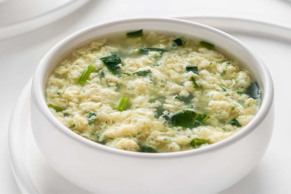 ciotola con brodo con stracciatella e verdura