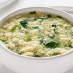 ciotola con brodo con stracciatella e verdura