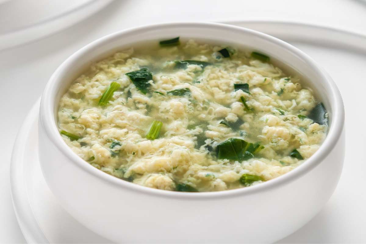 ciotola con brodo con stracciatella e verdura