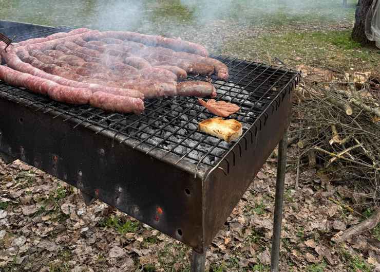 salsicce sulla piastra