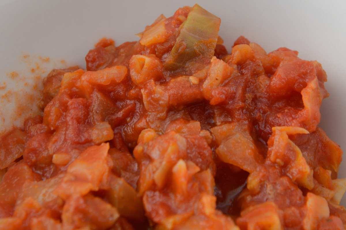 cipollata con pomodoro nel piatto