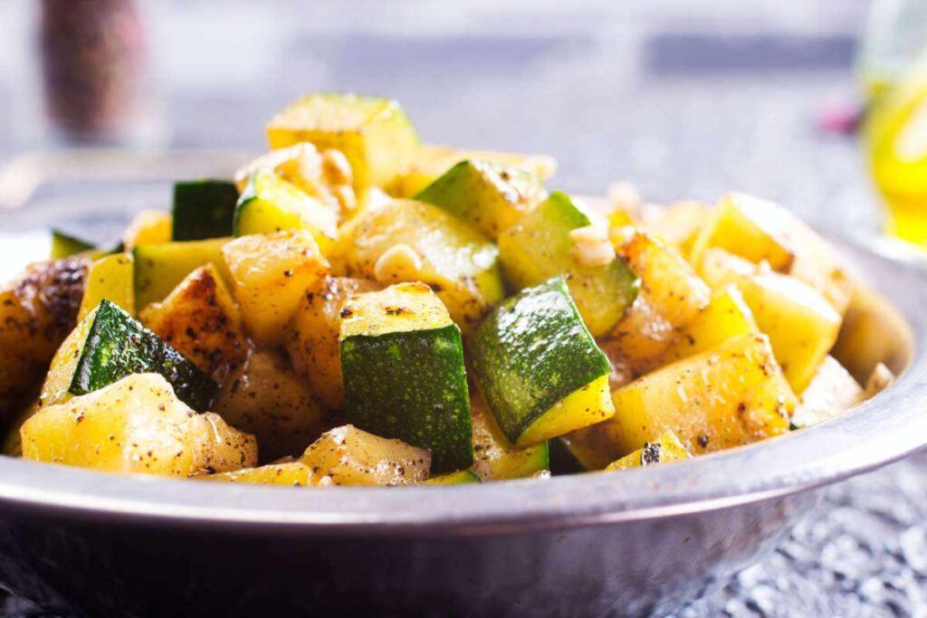 piatto fumante con patate e zucchine cotte