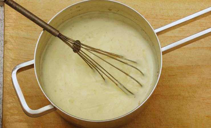 besciamella in un pentolino