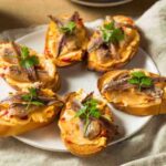 piatto con crostini con le acciughe