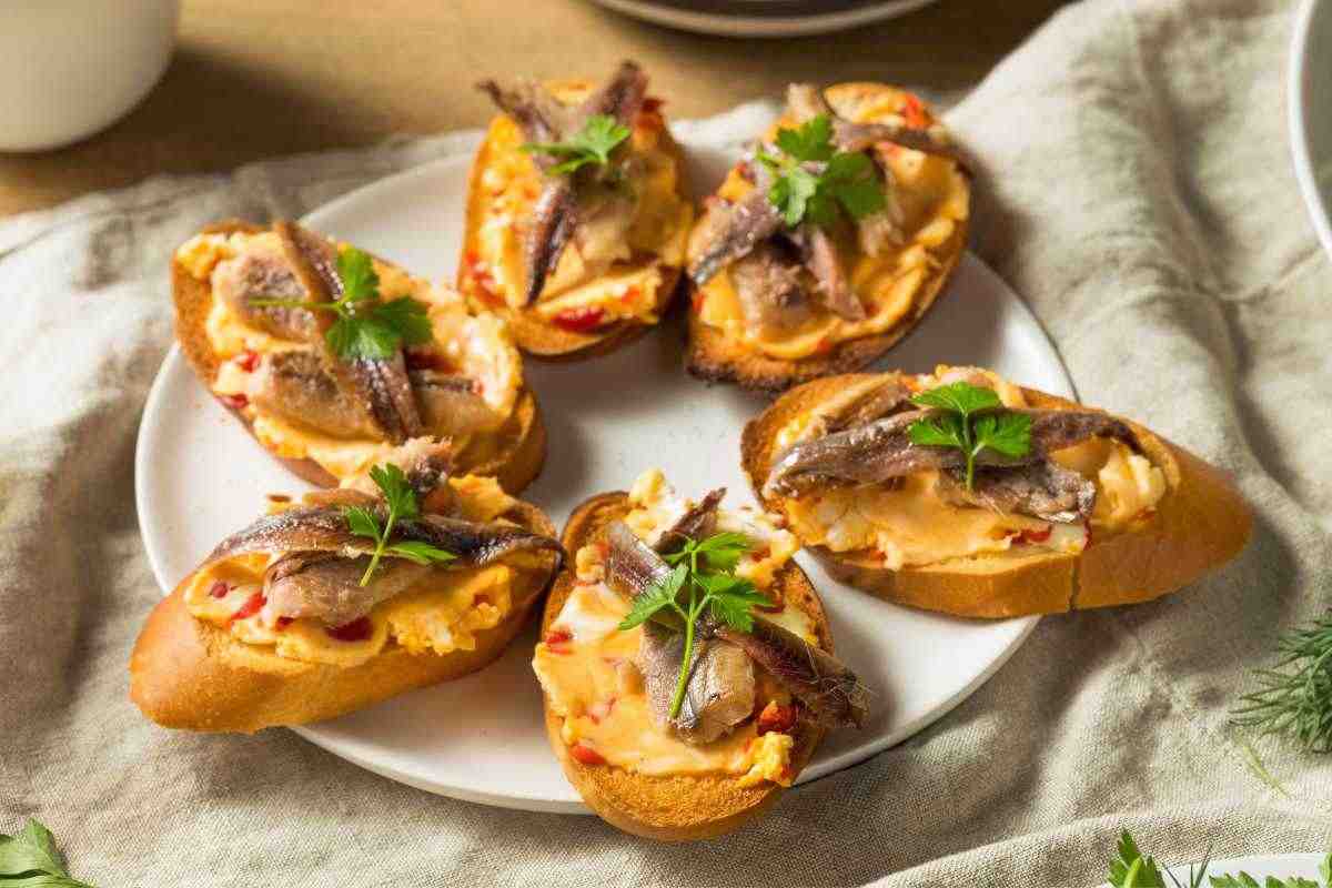 piatto con crostini con le acciughe