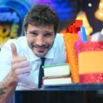 Stefano De Martino fa il gesto di ok