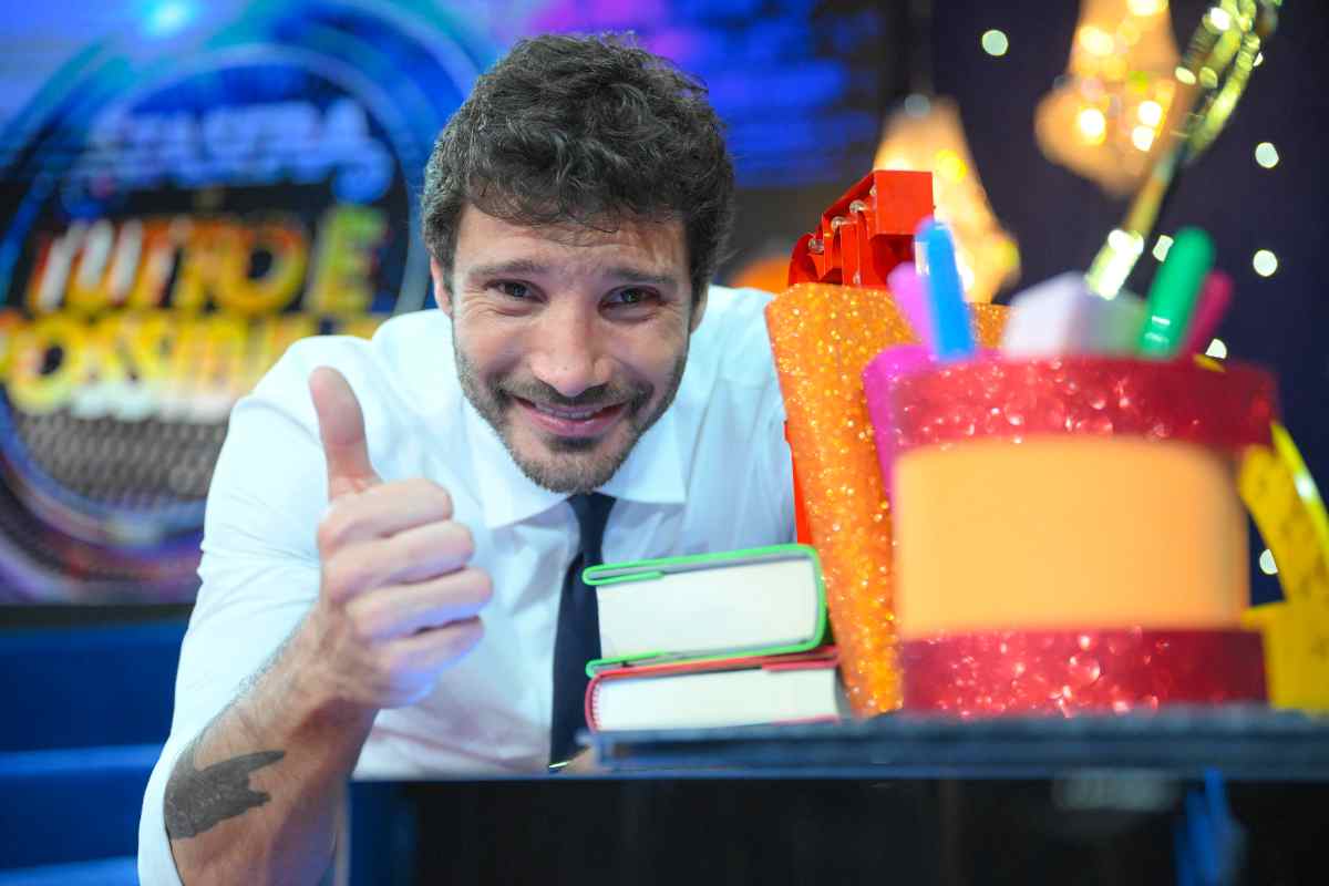 Stefano De Martino fa il gesto di ok