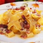 piatto di fettuccine con la pancetta fumante