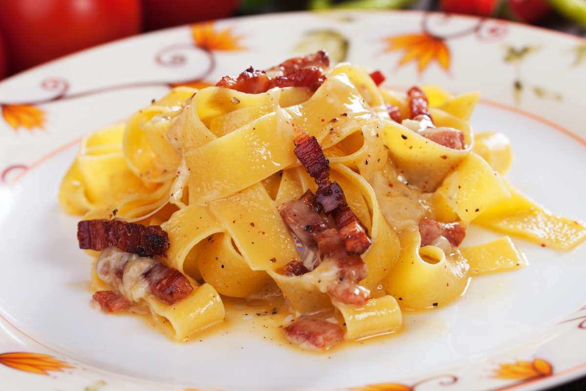 piatto di fettuccine con la pancetta fumante