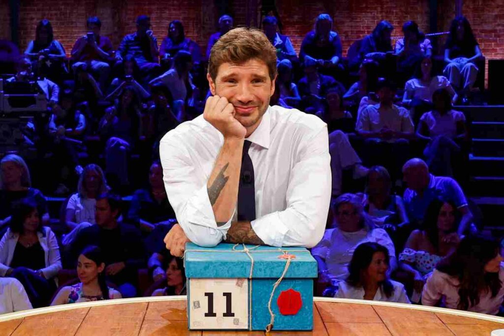 Stefano De Martino con un pacco di Affari Tuoi