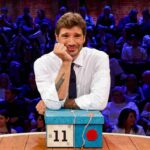 Stefano De Martino con un pacco di Affari Tuoi