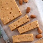 libretto di fichi secchi tagliato con mandorle