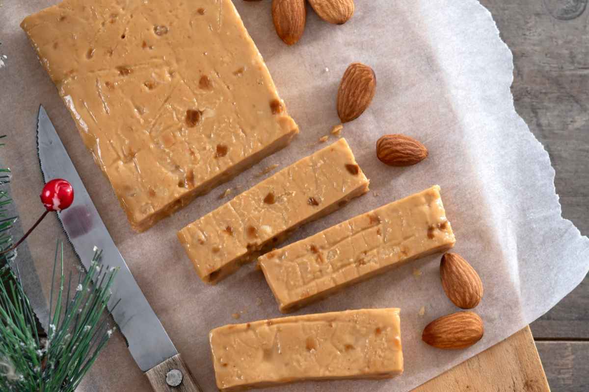 libretto di fichi secchi tagliato con mandorle