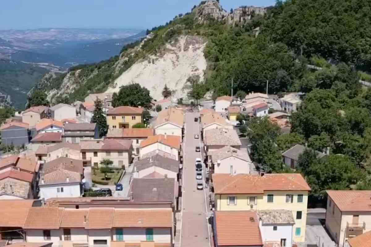 un borgo visto dall'alto