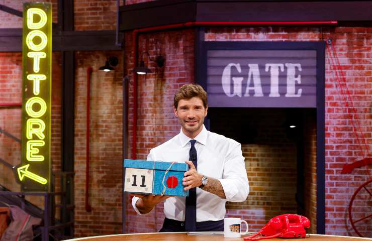 Stefano De Martino con un pacco di Affari Tuoi tra le mani