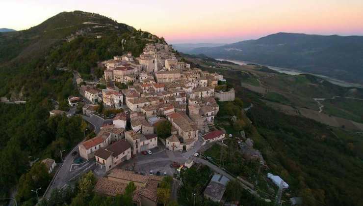 paese sulla montagna