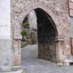 una porta di pietra