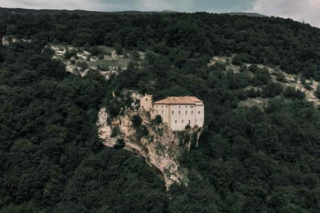 pasino su una rocca tra gli alberi