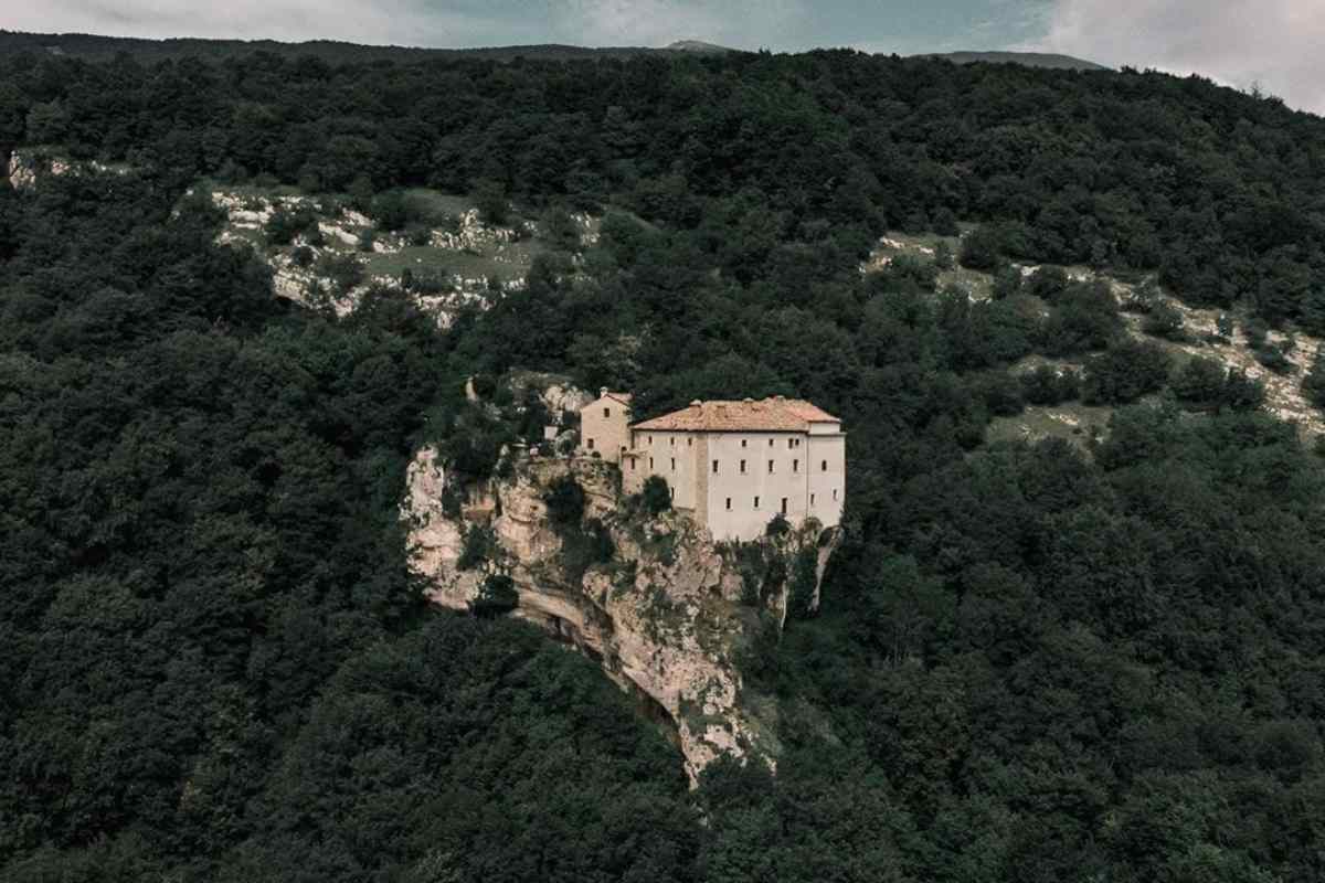 pasino su una rocca tra gli alberi