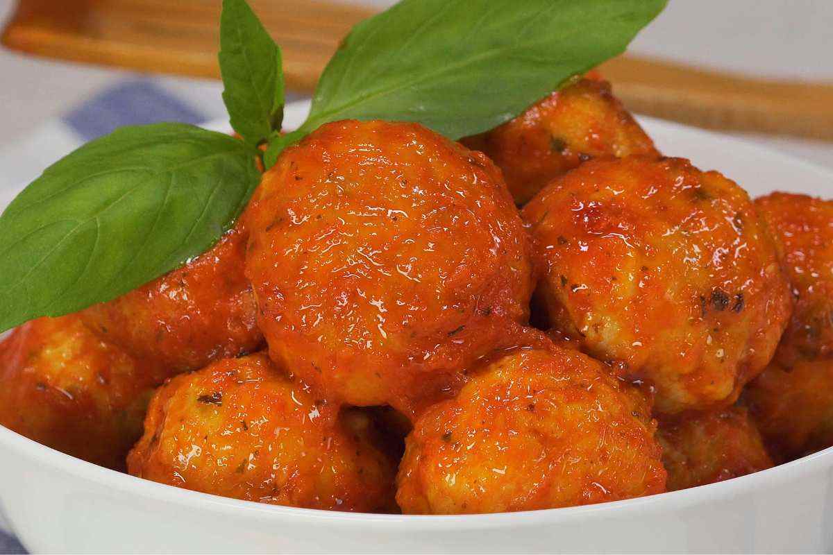 ciotola con pallotte cacio e ova fumanti