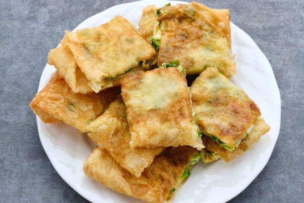 piatto con pezzi di pizza ripiena