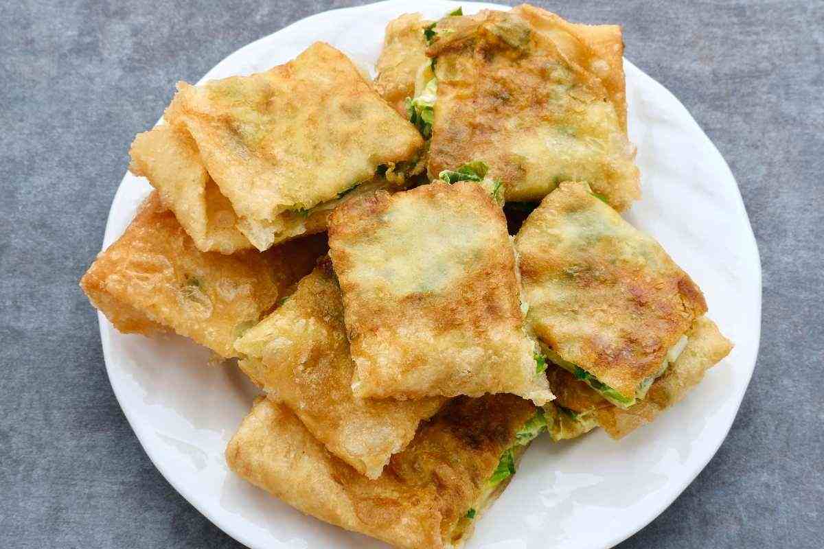 piatto con pezzi di pizza ripiena