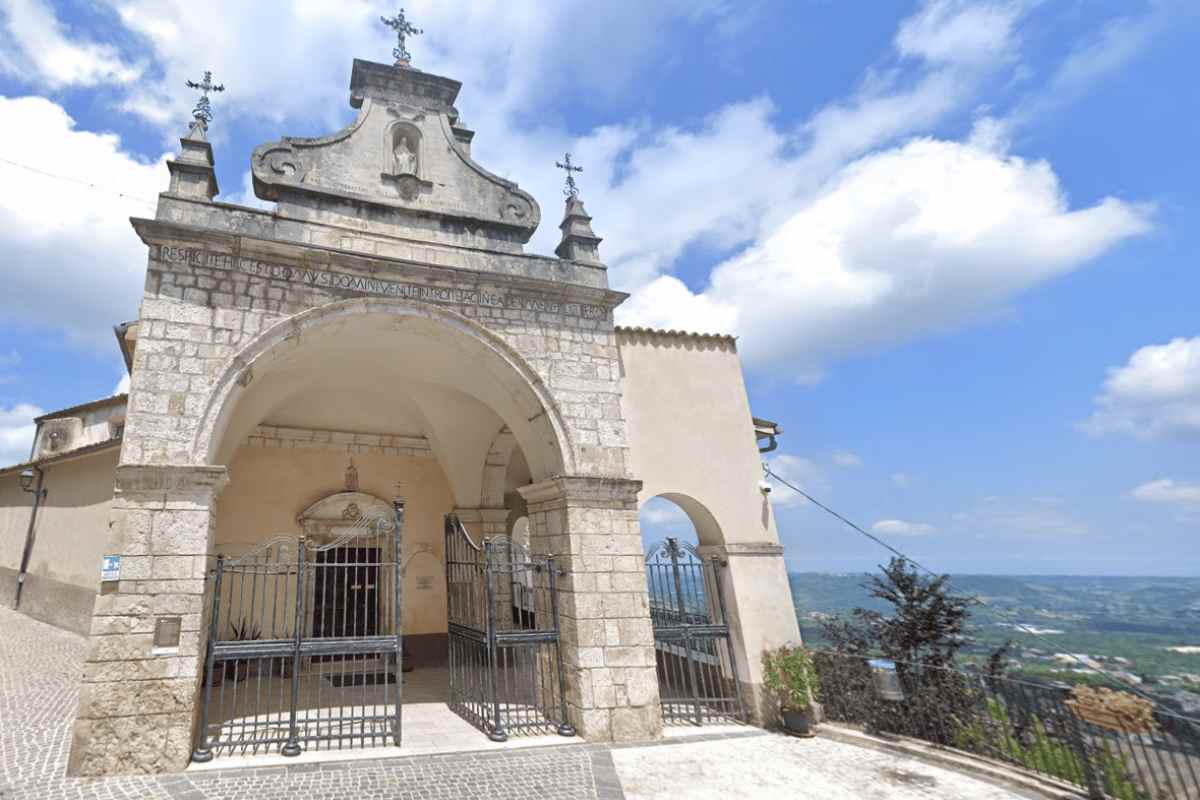 una chiesa in una piazza