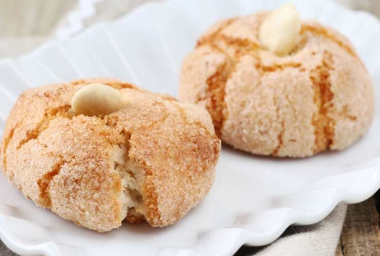 due amaretti morbidi nel piatto