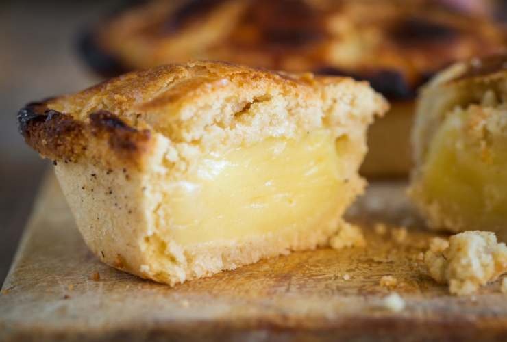 metà bocconotto con la crema