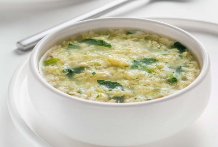 ciotola con brodo con stracciatella e verdura