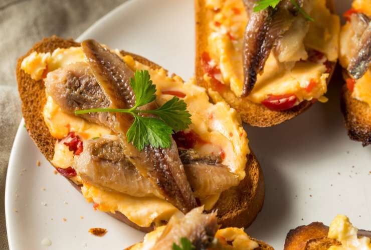 crostini con le acciughe nel piatto