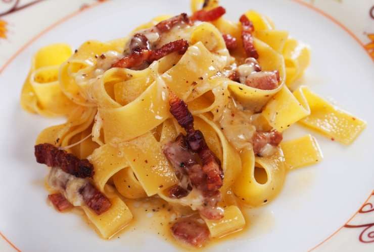 piatto di fettuccine con la pancetta fumante