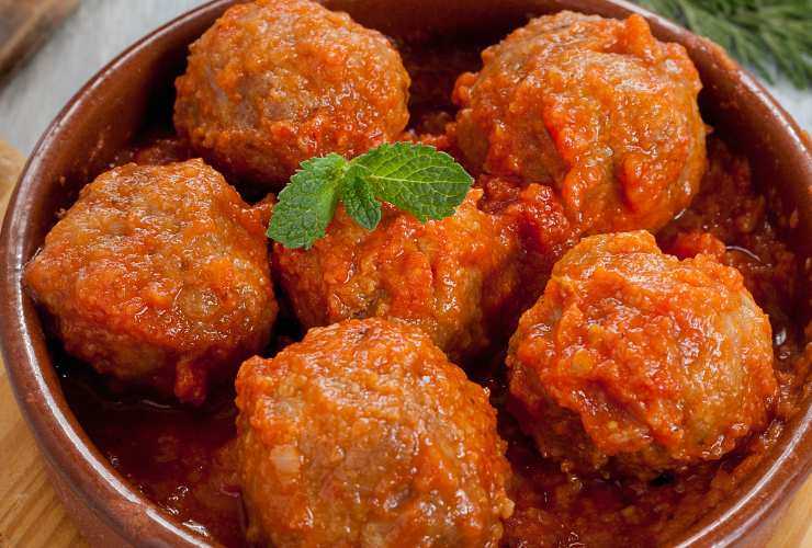 pallotte cacio e ova al sugo fumanti