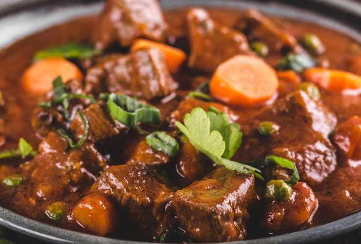 piatto fumante con carne cotta in umido