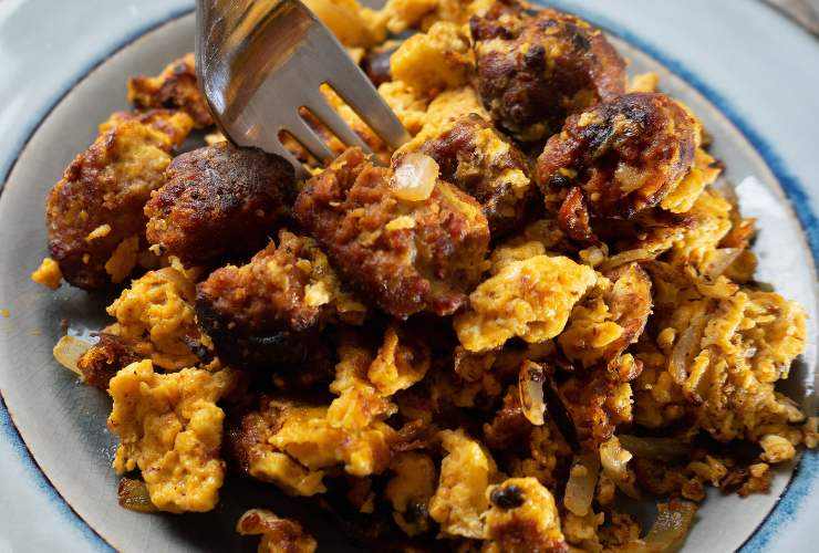 piatto di salsicce uova sbattute