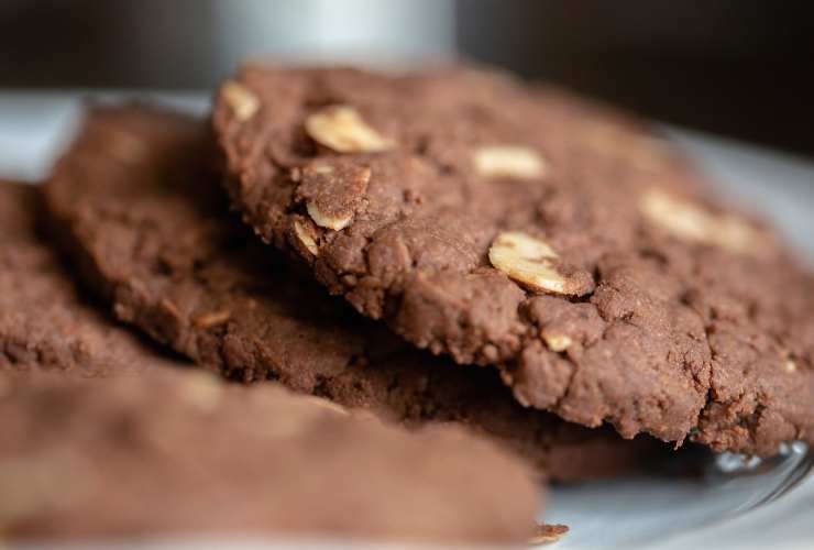 biscotti al cioccolato con mandorle tritate