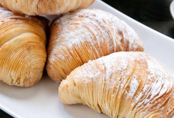 sfogliatelle con zucchero a velo nel piattino