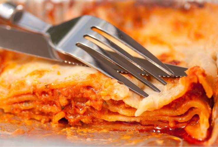 tagliare un pezzo di timballo abruzzese