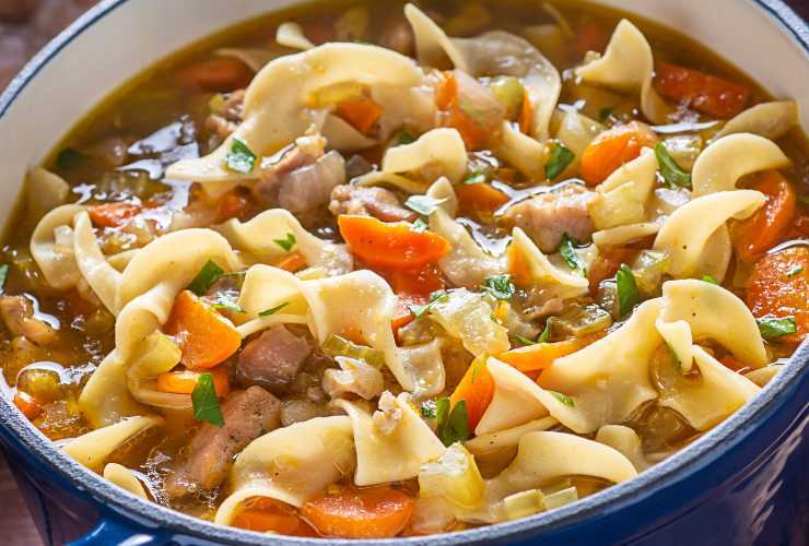 minestra di pasta, verdure, carne e legumi