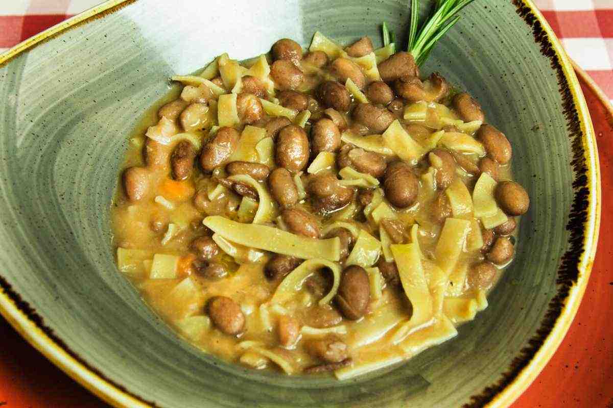 piatto di sagne e fagioli fumante