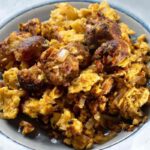 piatto di salsicce e uova sbattute