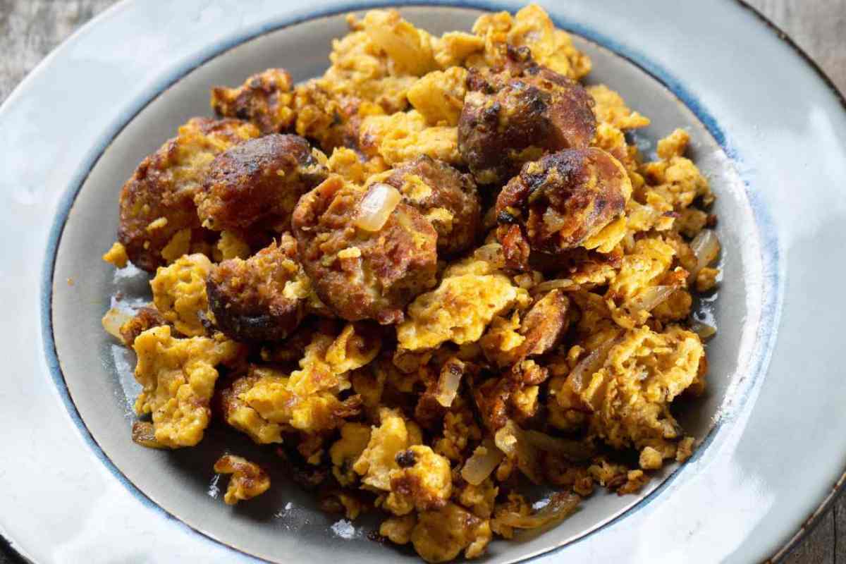 piatto di salsicce e uova sbattute