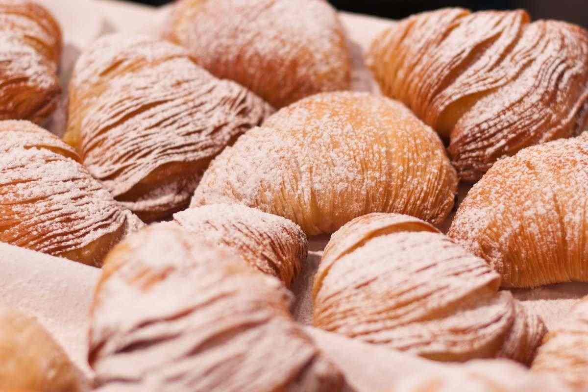 sfogliatelle con zucchero a velo